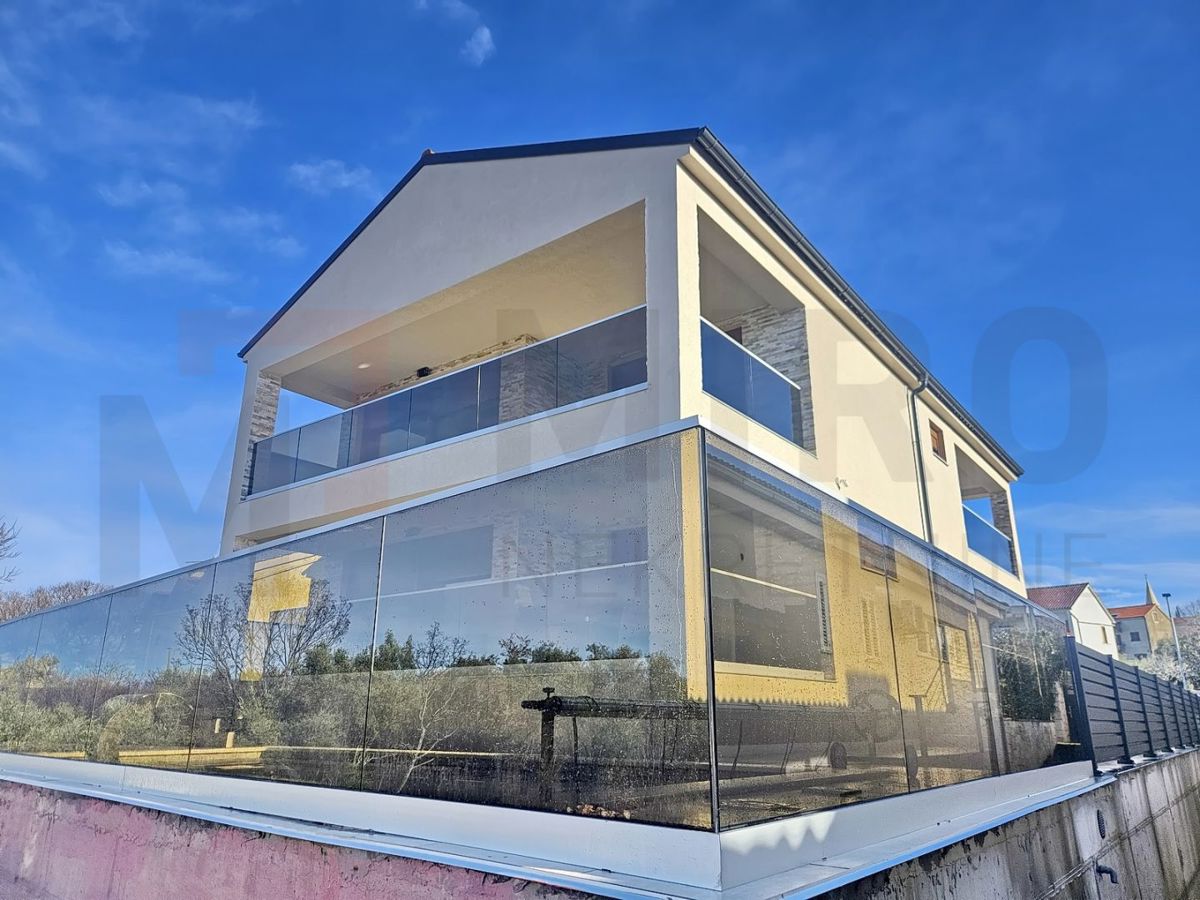 Malinska, okolica, moderna hiša z bazenom in pogledom na morje!