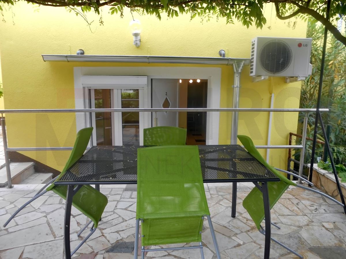 Malinska, studio apartma z veliko teraso v bližini morja!