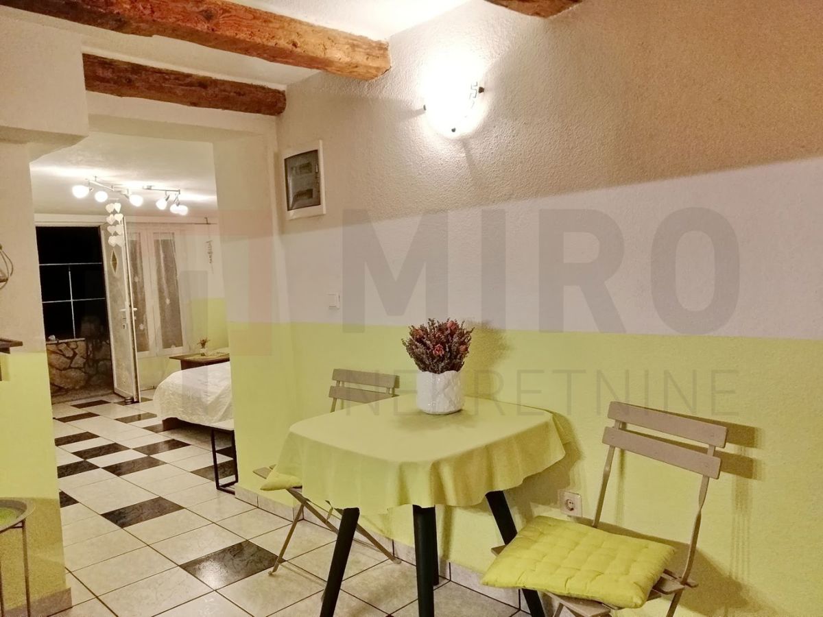 Malinska, studio apartma z veliko teraso v bližini morja!