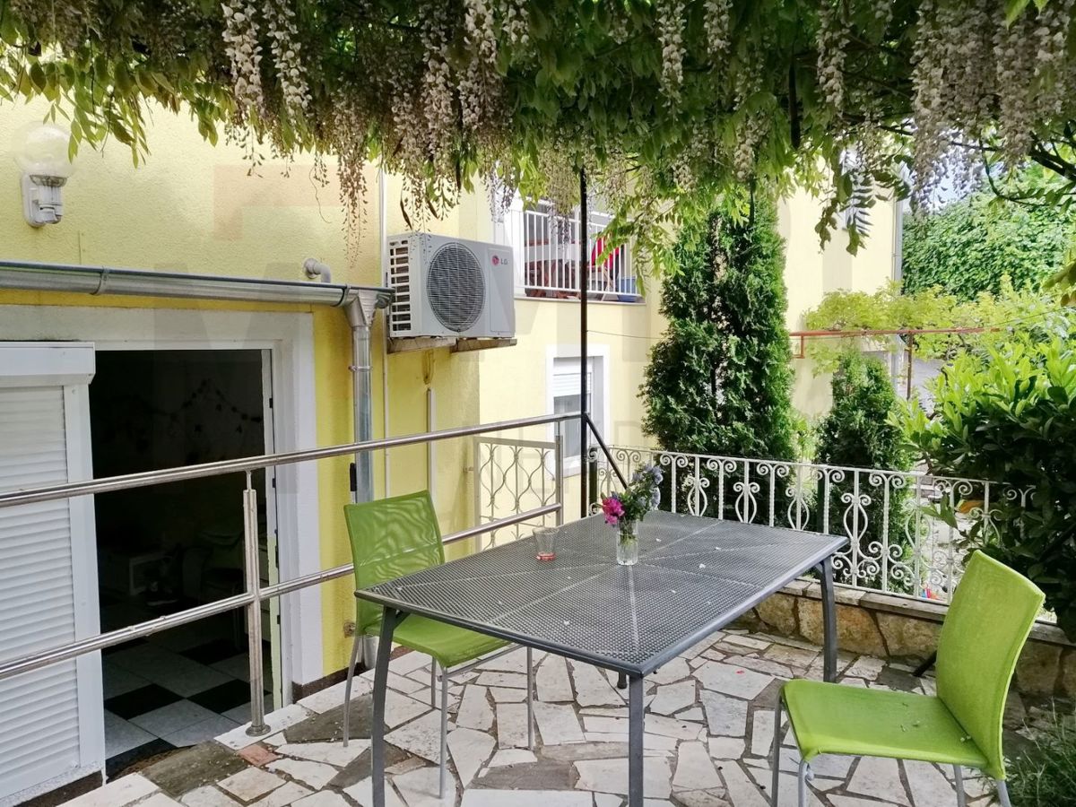 Malinska, studio apartma z veliko teraso v bližini morja!