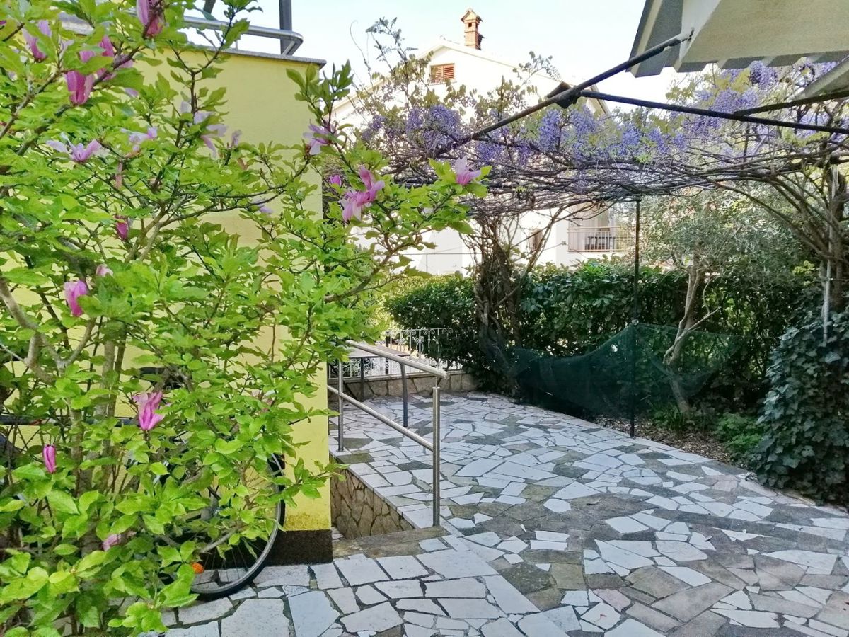 Malinska, studio apartma z veliko teraso v bližini morja!