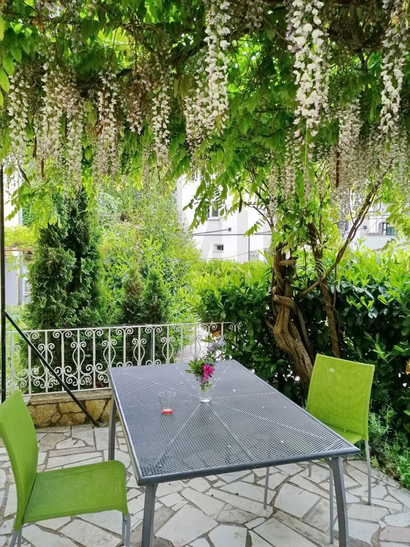 Malinska, studio apartma z veliko teraso v bližini morja!