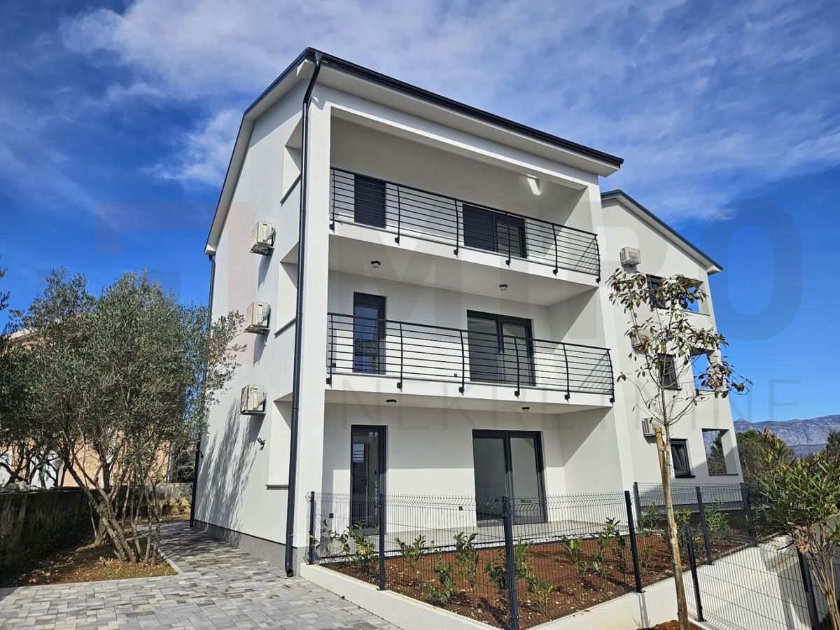 Uvala Soline, novi apartma v prizemlju z vrtom!