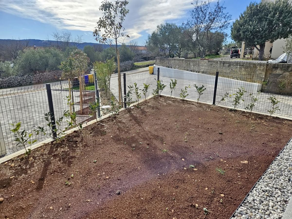 Uvala Soline, novi apartma v prizemlju z vrtom!