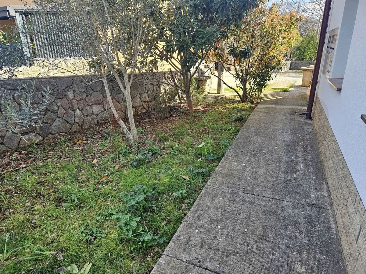 Krk, okolica, stanovanje v pritličju z vrtom!