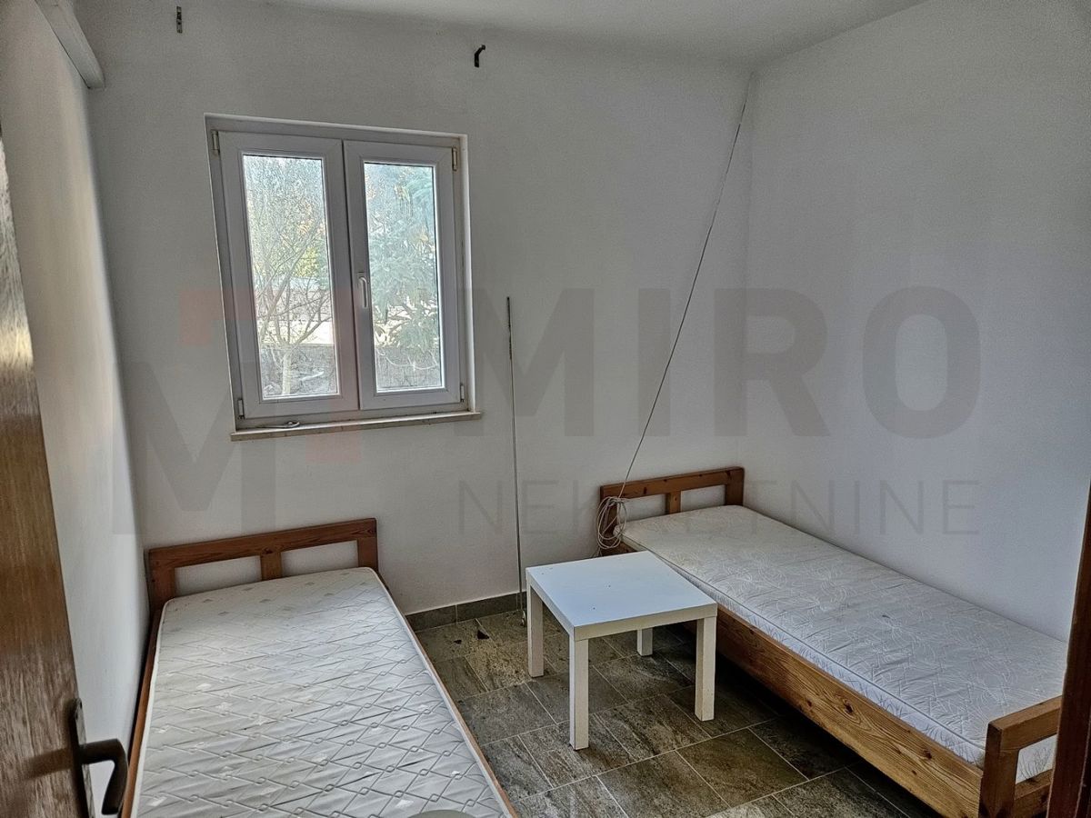 Krk, okolica, stanovanje v pritličju z vrtom!