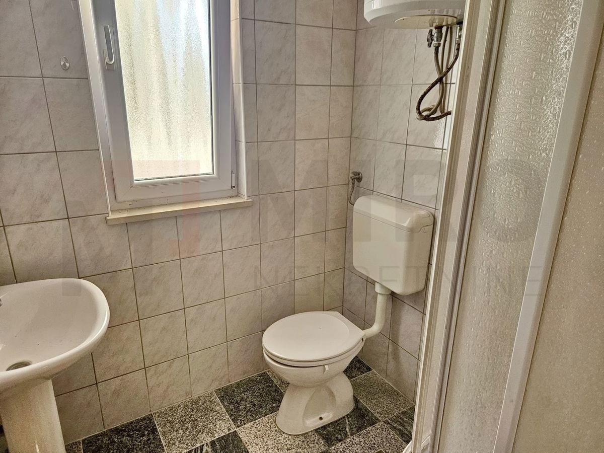 Krk, okolica, stanovanje v pritličju z vrtom!