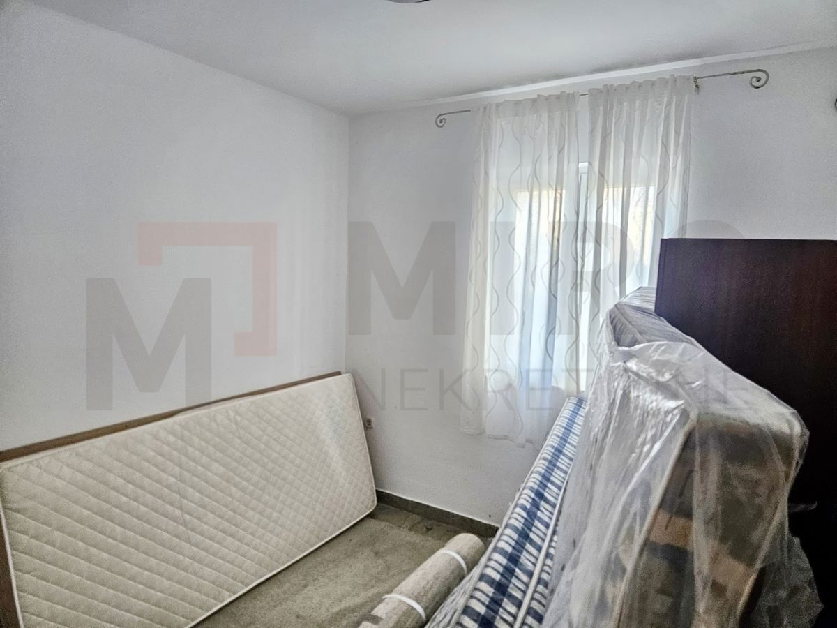 Krk, okolica, stanovanje v pritličju z vrtom!