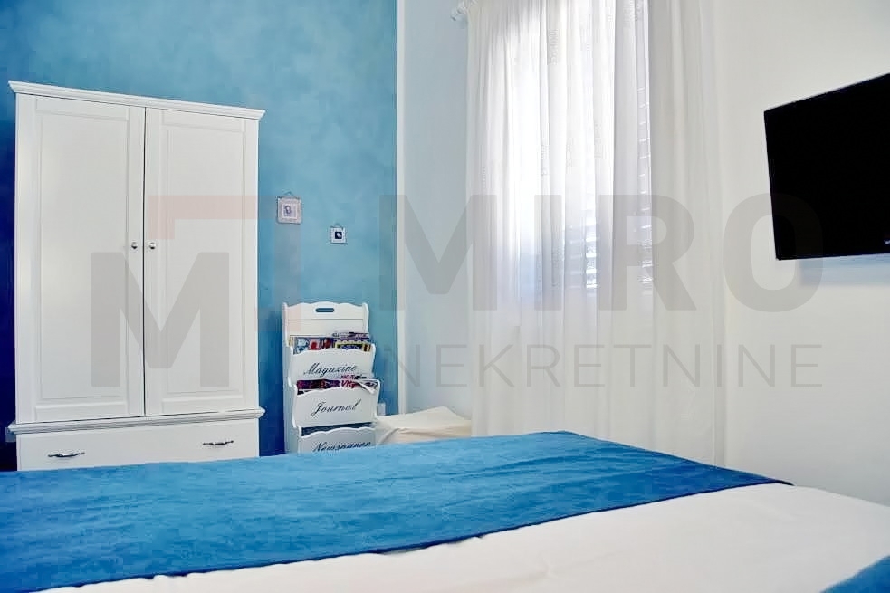 Malinska, luksuzna kamnita vila z 2 stanovanjskima enotama in 2 bazenoma, PRODAJA!