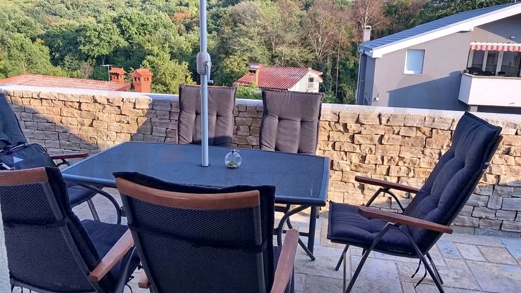 Njivice, opremljeno stanovanje s pogledom na morje, PRODAJA!