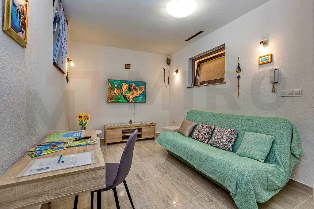 Malinska, opremljen apartma z vrtom in vrtno hišo, PRODAJA!