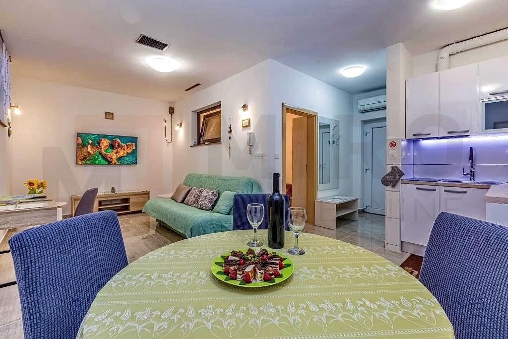 Malinska, opremljen apartma z vrtom in vrtno hišo, PRODAJA!