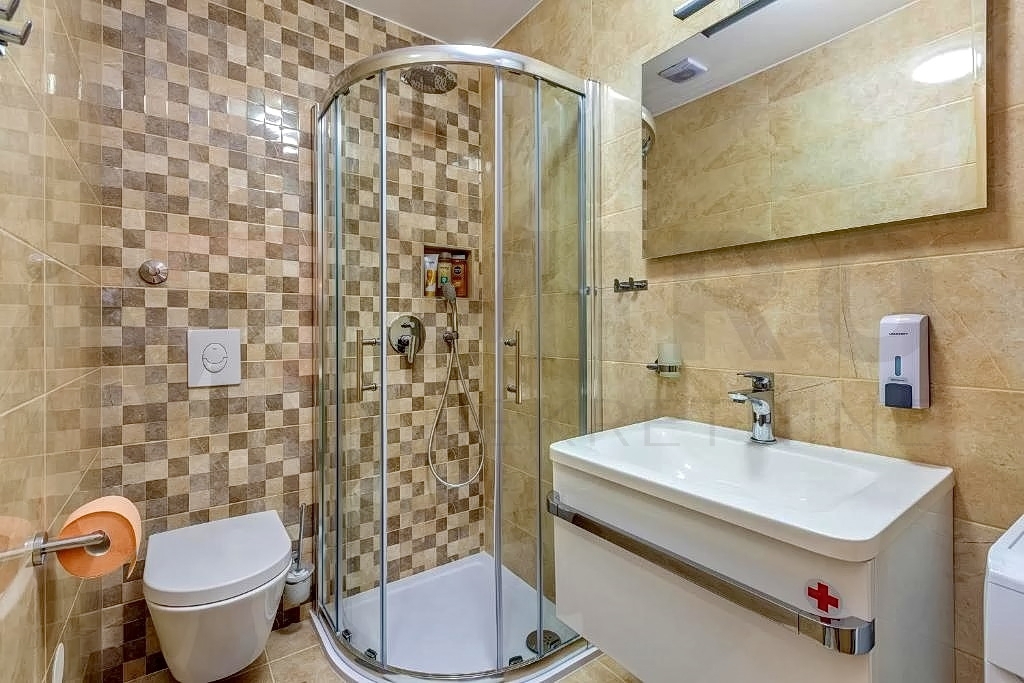 Malinska, opremljen apartma z vrtom in vrtno hišo, PRODAJA!