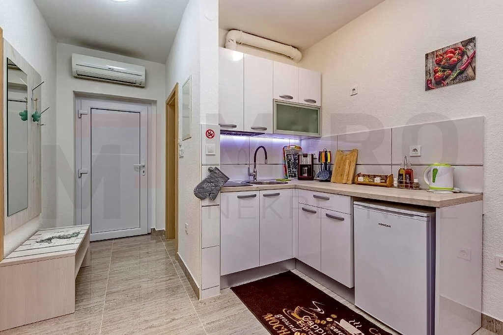 Malinska, opremljen apartma z vrtom in vrtno hišo, PRODAJA!