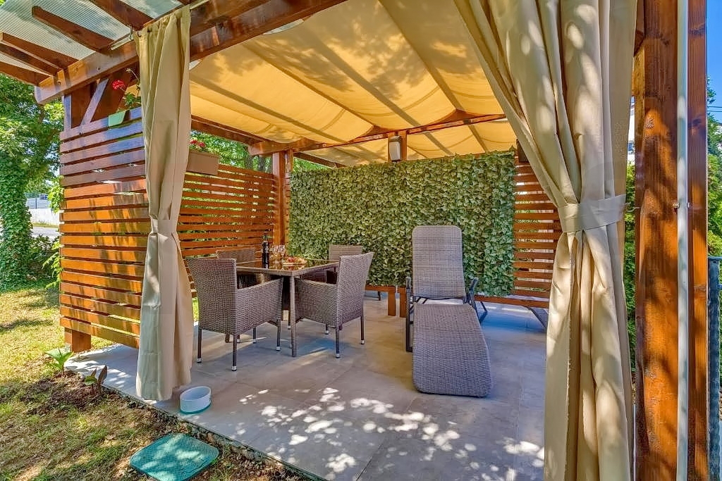 Malinska, opremljen apartma z vrtom in vrtno hišo, PRODAJA!