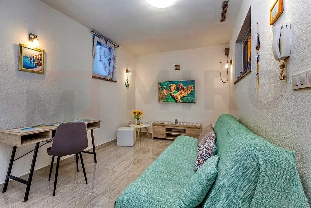 Malinska, opremljen apartma z vrtom in vrtno hišo, PRODAJA!