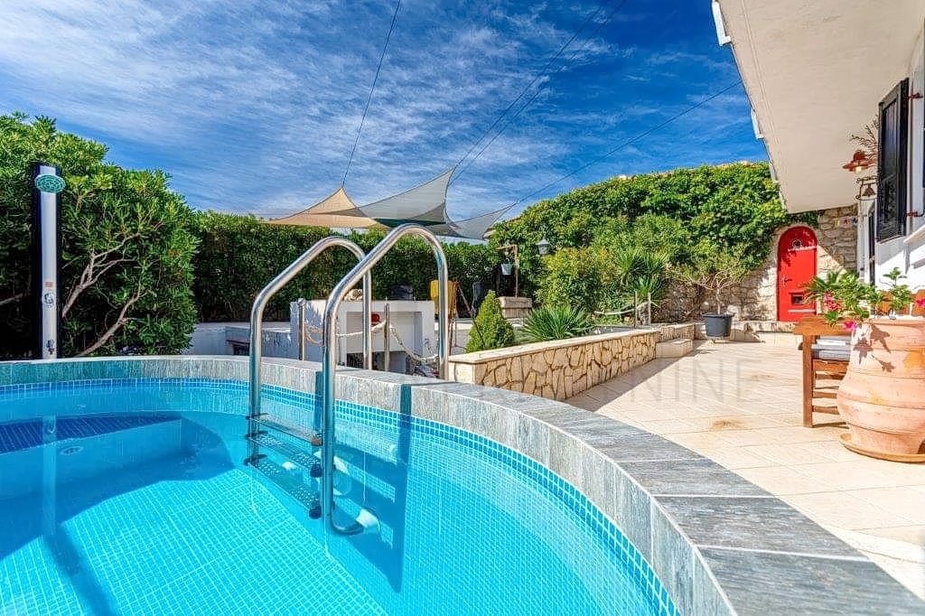 Uvala Soline, lepa samostojna hiša z jacuzzijem, lepo urejen vrt, pogled na morje!