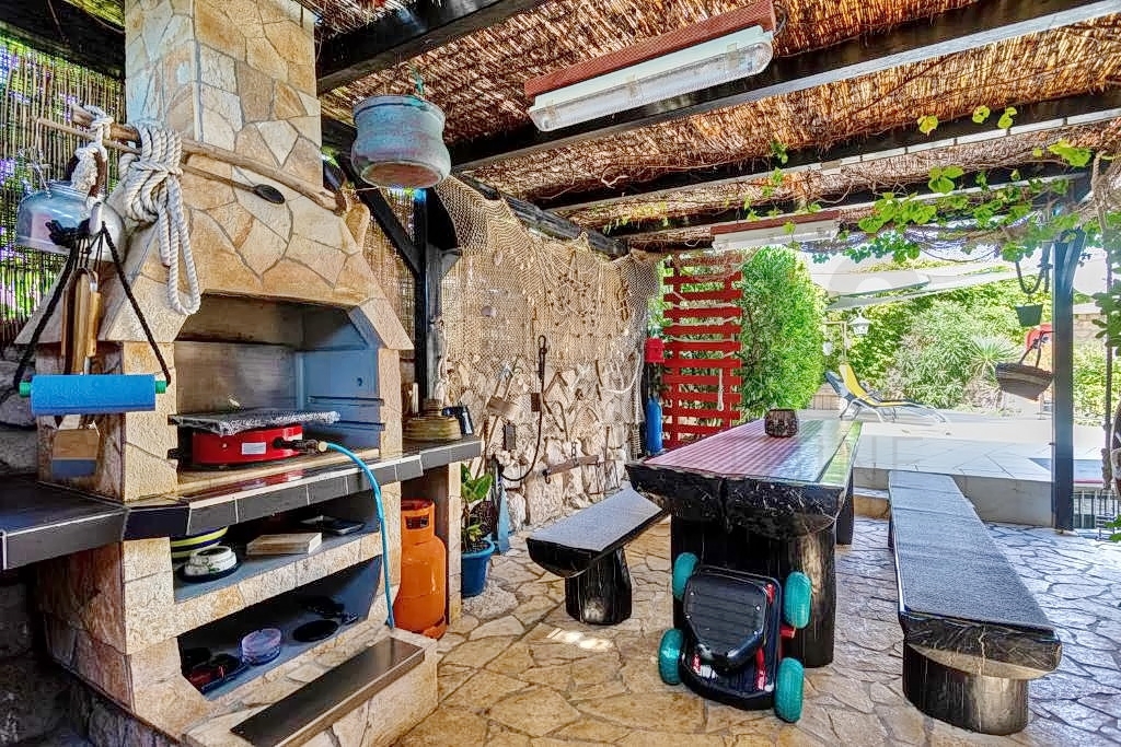 Uvala Soline, lepa samostojna hiša z jacuzzijem, lepo urejen vrt, pogled na morje!