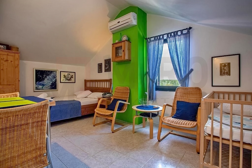 Uvala Soline, lepa samostojna hiša z jacuzzijem, lepo urejen vrt, pogled na morje!