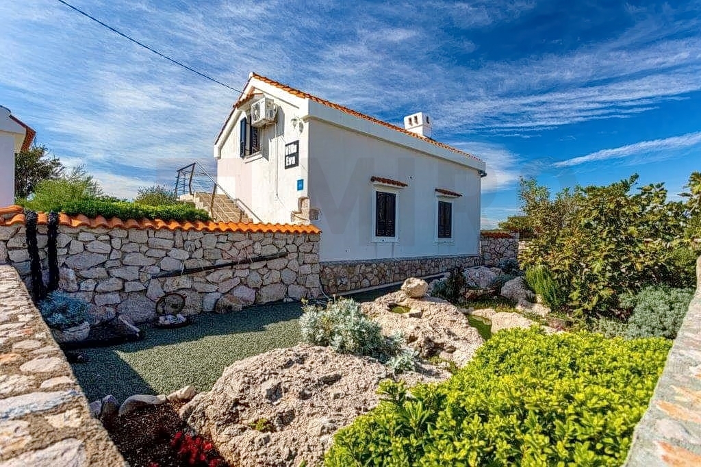 Uvala Soline, lepa samostojna hiša z jacuzzijem, lepo urejen vrt, pogled na morje!