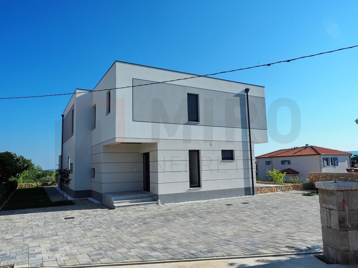 Krk, okolica, samostojna moderna vila z bazenom in odprtim pogledom na morje