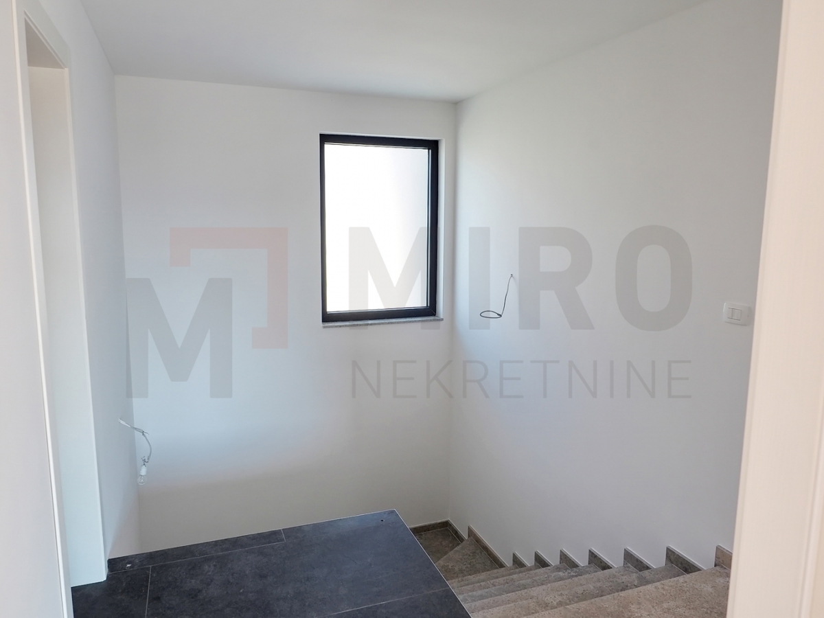 Krk, okolica, samostojna moderna vila z bazenom in odprtim pogledom na morje