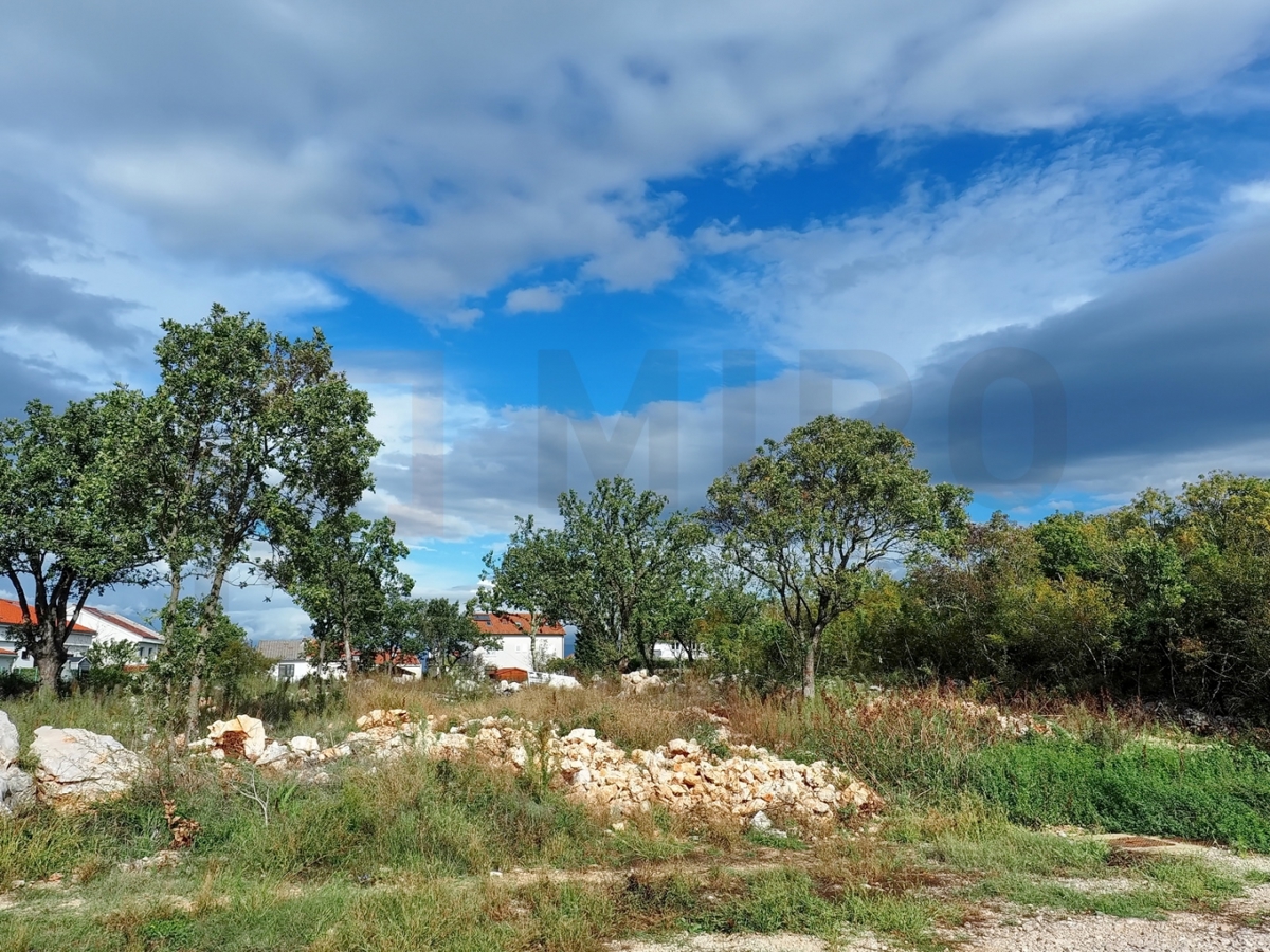 Njivice, atraktivno gradbeno zemljišče na mirni lokaciji z idejno zasnovo, PRODAJA!
