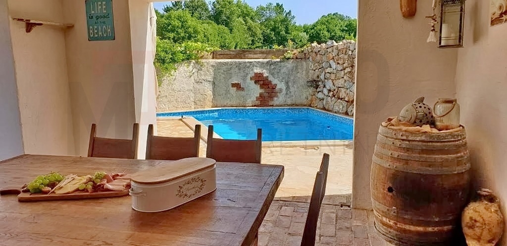 Malinska, okolica, prenovljena kamnita hiša z bazenom na mirni lokaciji!