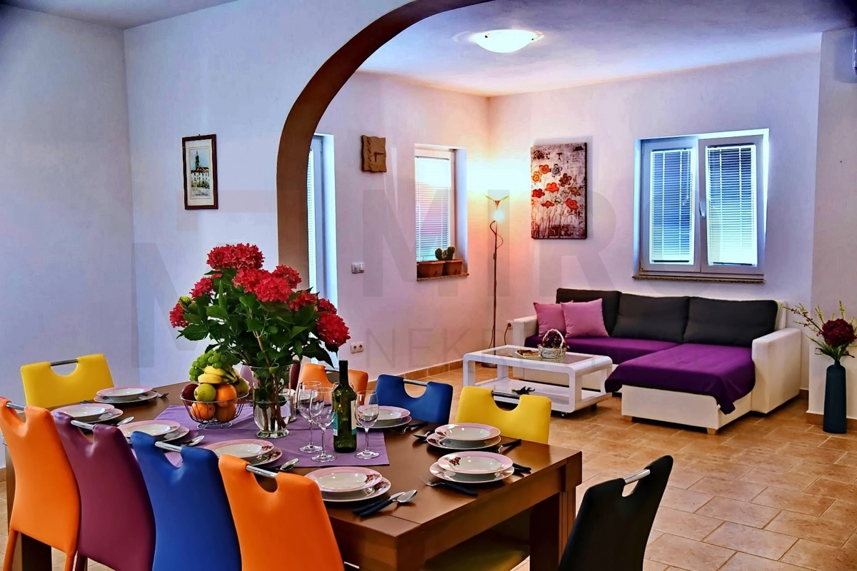 Malinska, apartmajska hiša z bazenom na mirni lokaciji, PRODAJA!