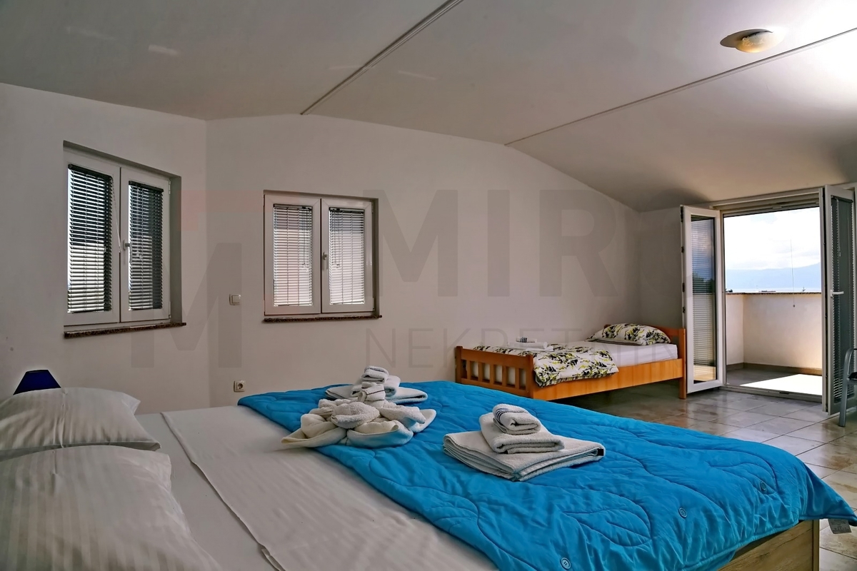 Malinska, apartmajska hiša z bazenom na mirni lokaciji, PRODAJA!