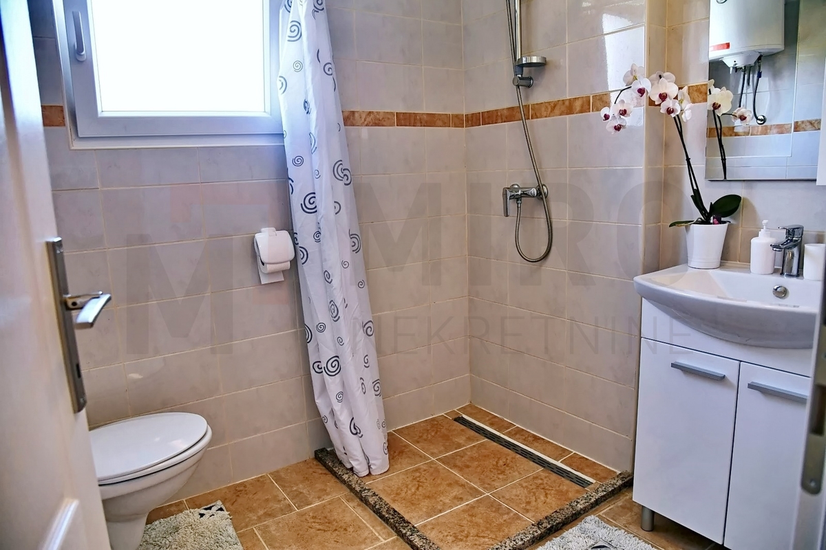 Malinska, apartmajska hiša z bazenom na mirni lokaciji, PRODAJA!