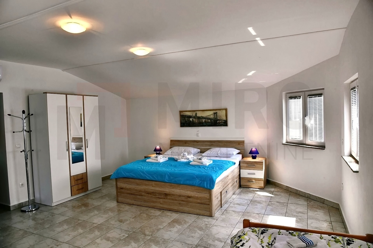 Malinska, apartmajska hiša z bazenom na mirni lokaciji, PRODAJA!