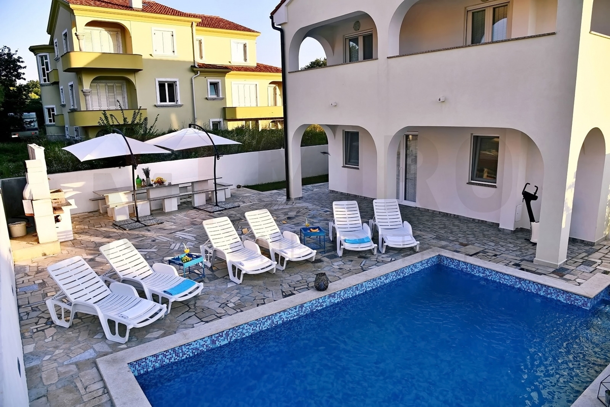 Malinska, apartmajska hiša z bazenom na mirni lokaciji, PRODAJA!