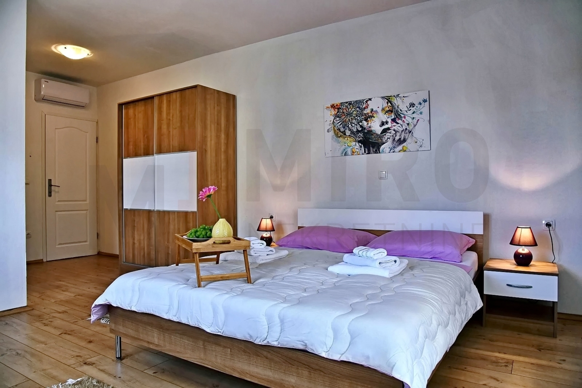 Malinska, apartmajska hiša z bazenom na mirni lokaciji, PRODAJA!