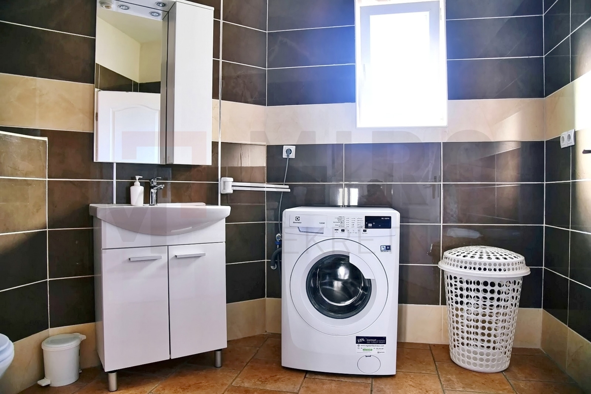 Malinska, apartmajska hiša z bazenom na mirni lokaciji, PRODAJA!