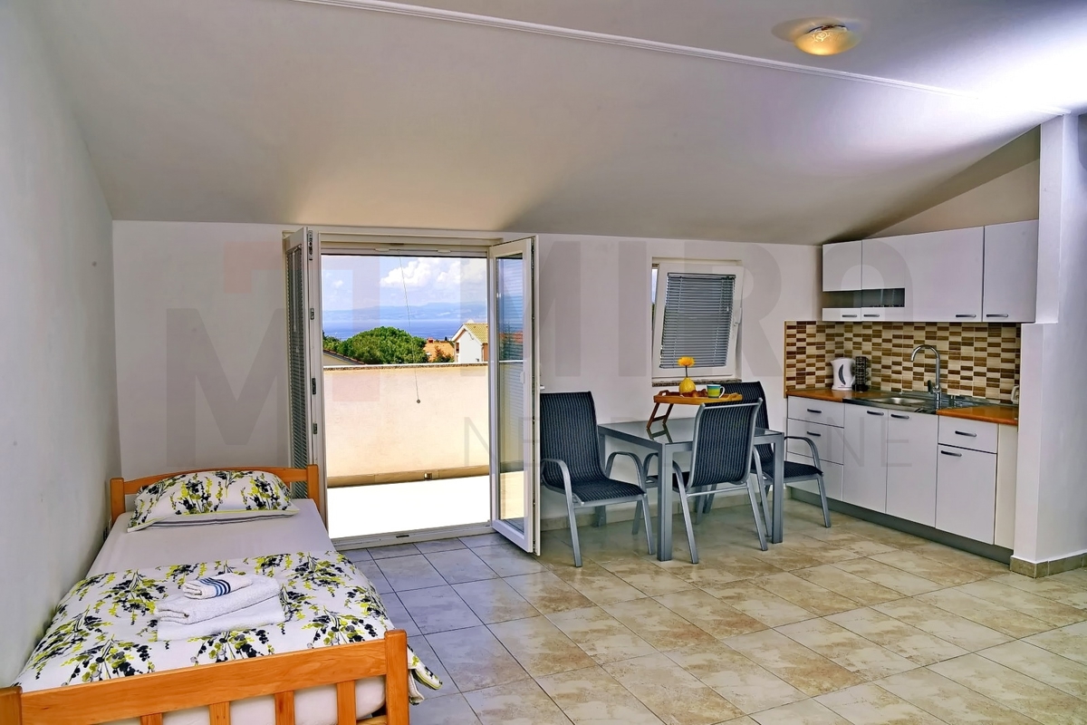 Malinska, apartmajska hiša z bazenom na mirni lokaciji, PRODAJA!