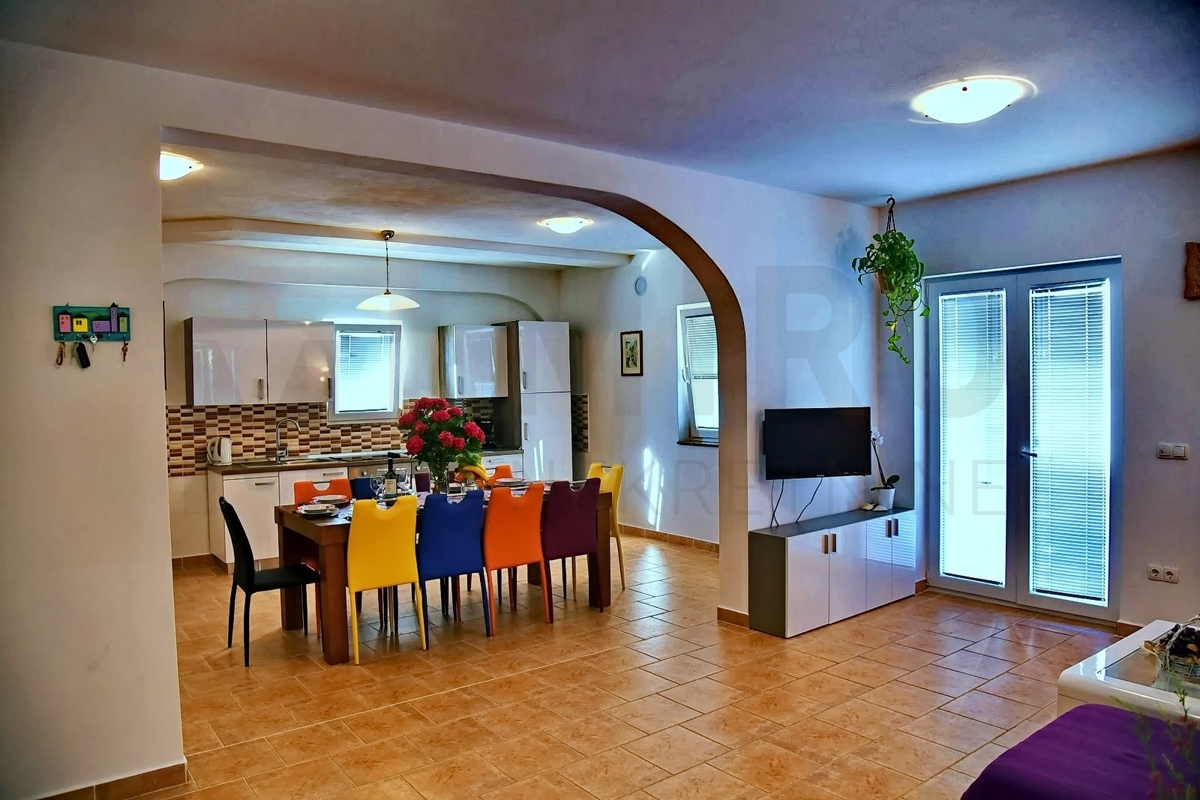 Malinska, apartmajska hiša z bazenom na mirni lokaciji, PRODAJA!