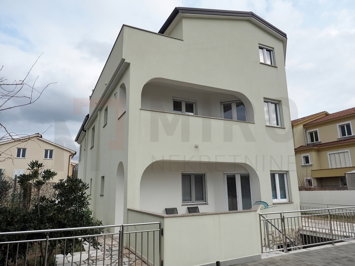 Malinska, apartmajska hiša z bazenom na mirni lokaciji, PRODAJA!