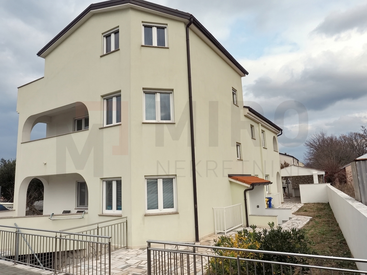 Malinska, apartmajska hiša z bazenom na mirni lokaciji, PRODAJA!