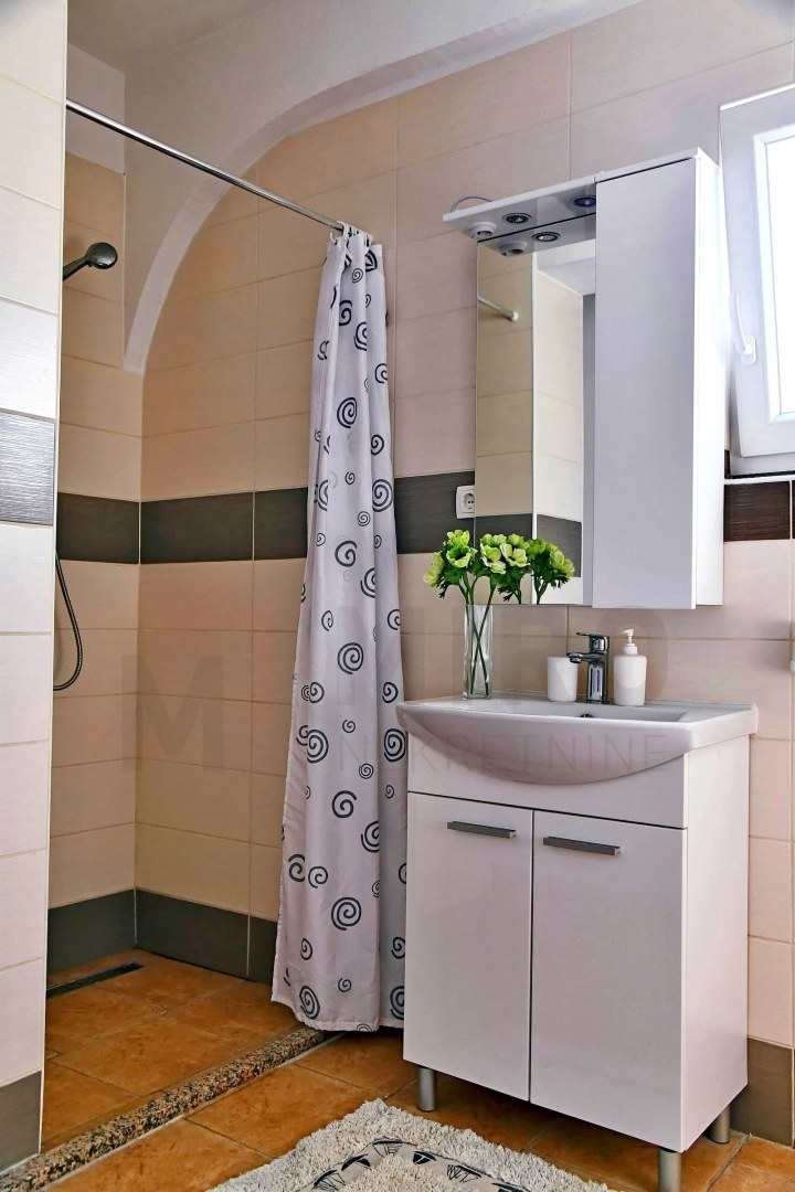 Malinska, apartmajska hiša z bazenom na mirni lokaciji, PRODAJA!