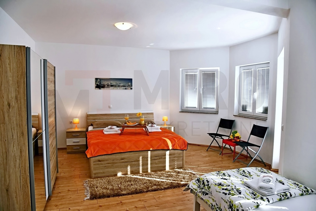 Malinska, apartmajska hiša z bazenom na mirni lokaciji, PRODAJA!