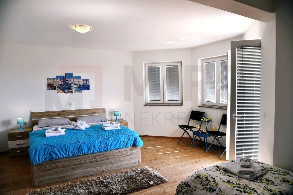 Malinska, apartmajska hiša z bazenom na mirni lokaciji, PRODAJA!
