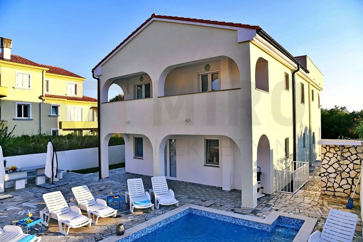 Malinska, apartmajska hiša z bazenom na mirni lokaciji, PRODAJA!