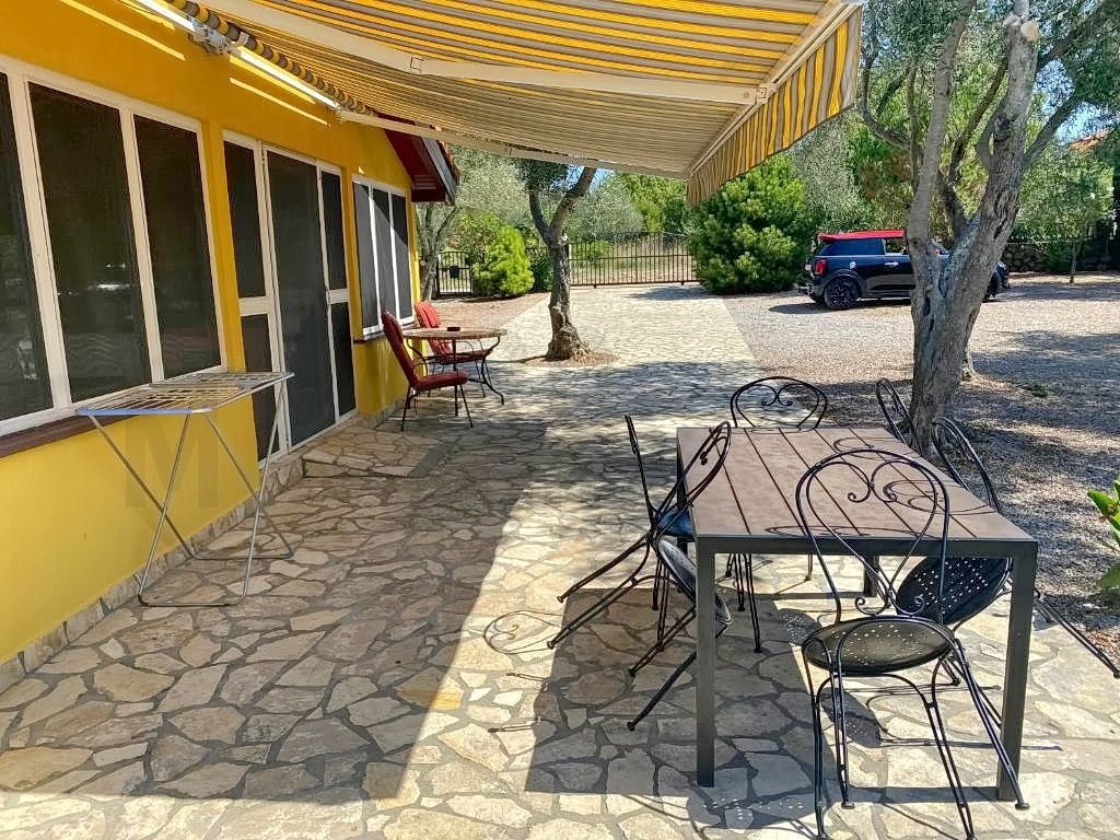 Krk, okolica, samostojna hiša z bazenom in velikim vrtom, PRODAMO!