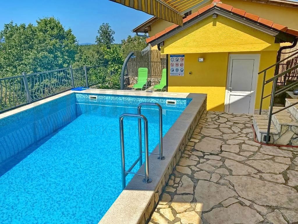 Krk, okolica, samostojna hiša z bazenom in velikim vrtom, PRODAMO!