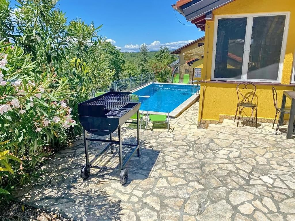 Krk, okolica, samostojna hiša z bazenom in velikim vrtom, PRODAMO!