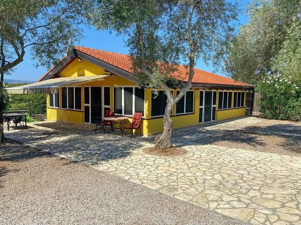 Krk, okolica, samostojna hiša z bazenom in velikim vrtom, PRODAMO!