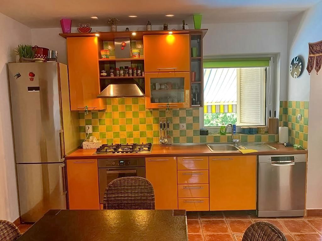 Krk, okolica, samostojna hiša z bazenom in velikim vrtom, PRODAMO!
