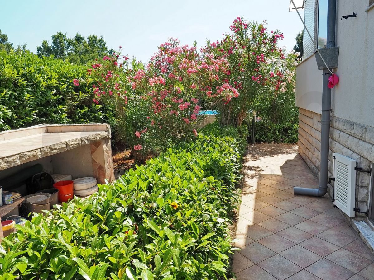 Krk, Pinezići, hiša z dvema apartmajema in bazenom, PRODAJA!