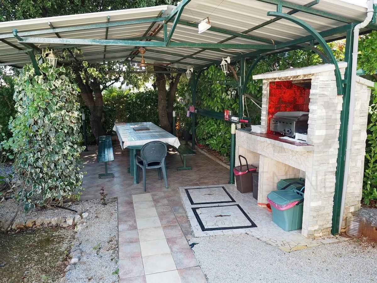 Krk, Pinezići, hiša z dvema apartmajema in bazenom, PRODAJA!